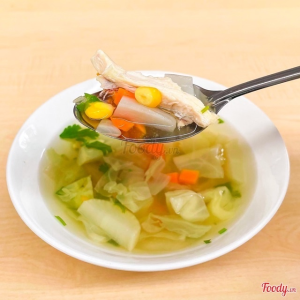 Muỗng súp gà hầm rau củ với bắp ngọt cà rốt và thịt gà xé