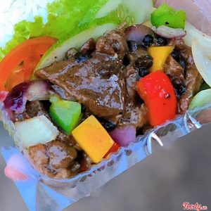 Cận cảnh phần bò sốt tiêu đen thêm với ớt chuông 3 màu hấp dẫn