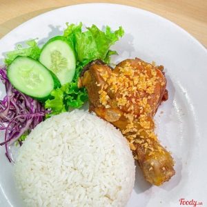 Cơm gà sốt mắm tỏi kèm cơm trắng và rau củ