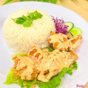 Đĩa cơm trắng kèm gà chiên xù rưới sốt phô mai béo ngậy và bắp cải tím