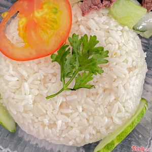 Phần cơm trắng thêm hạt dẻo thơm trang trí ngò rí và cà chua