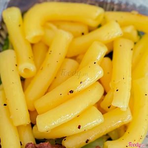 Cận cảnh phần nui xào thêm vàng óng rắc tiêu đen thơm ngon