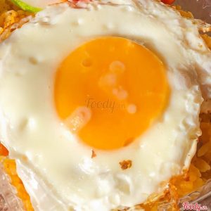 Cận cảnh trứng ốp la lòng đào vàng ươm trên đĩa cơm