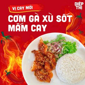 Đĩa cơm trắng ăn kèm gà chiên xù sốt mắm cay và tỏi phi hấp dẫn